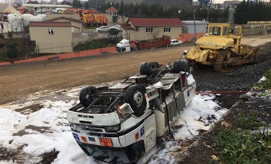 Ümraniye'de akaryakıt tankeri devrildi