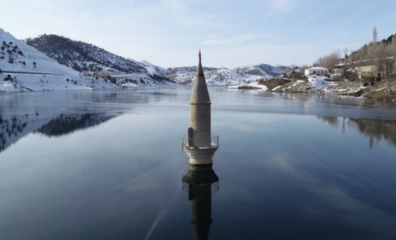 Yer: Sivas...  Minareden sonra evler de ortaya çıktı