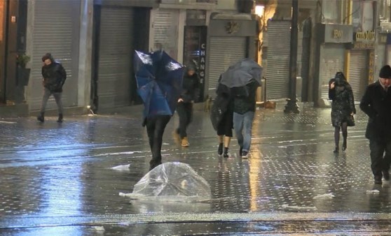 İstanbul'da sağanak ve fırtına etkili oluyor