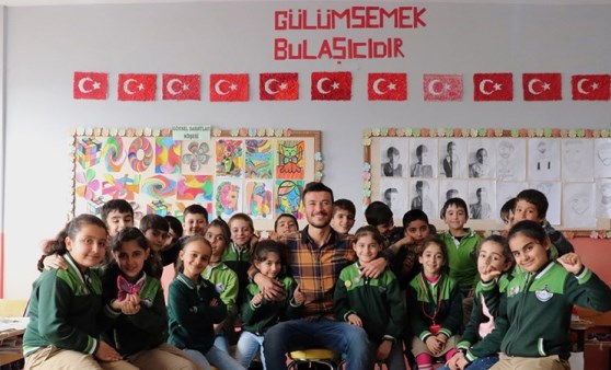 Sınıf duvarına yazdı, tüm Türkiye'ye yayıldı: Gülümsemek bulaşıcıdır