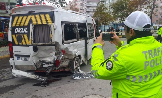 Seyir halinde araç karşı şeride geçen öğrenci servisine çarptı: 15 öğrenci yaralandı