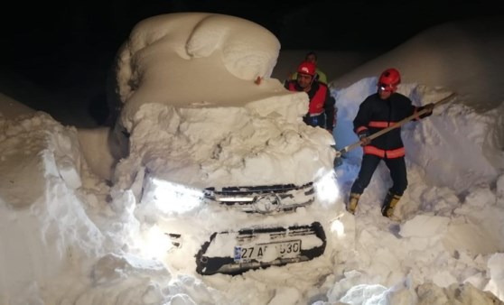 2 metrelik karda mahsur kalan 10 kişi kurtarıldı