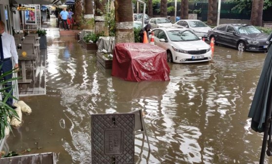 İzmir'de sağanak etkili oldu