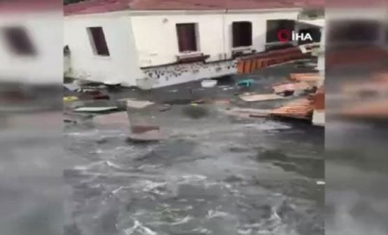 Deprem sonrası taşan sular önüne aldığını götürdü