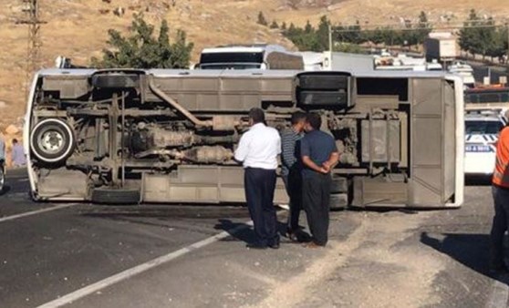 Şanlıurfa'da işçi servisi devrildi: 14 yaralı