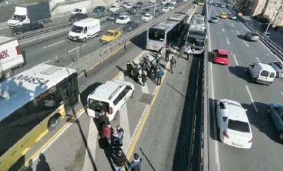 Avcılar'da metrobüs yayaya çarptı