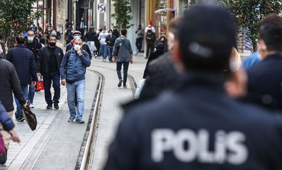 Taksim’de “sigara yasağı” denetimde ilginç anlar: İçmiyordum kokusunu alıyordum