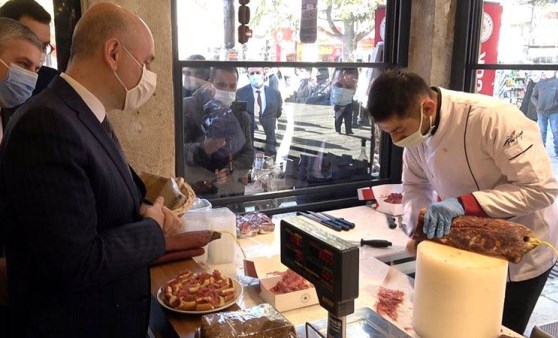 Bakan Karaismailoğlu'na zor anlar yaşatan soru... Espriyle karşılık verdi