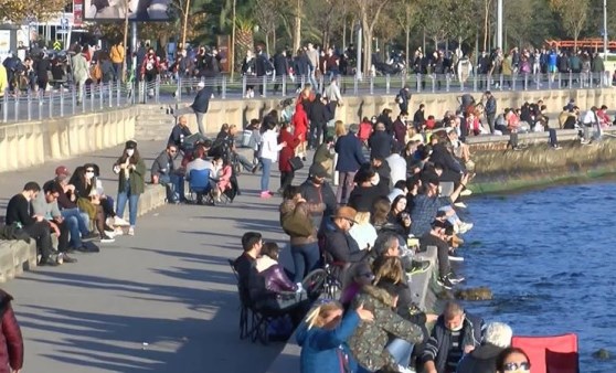 Caddebostan Sahili'ndeki kalabalık havadan görüntülendi