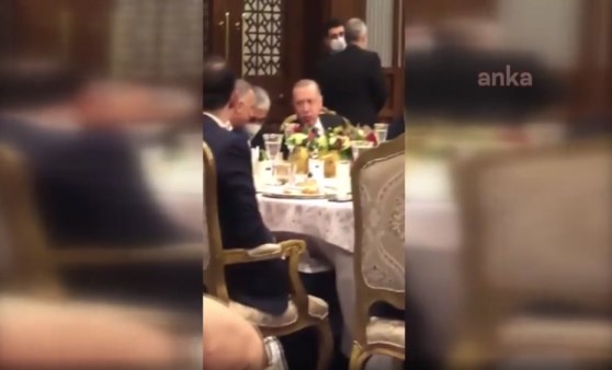 Erdoğan'ın Irak Başbakanı Mustafa el-Kazımi onuruna verdiği ziyafette koronavirüs önlemleri unutuldu