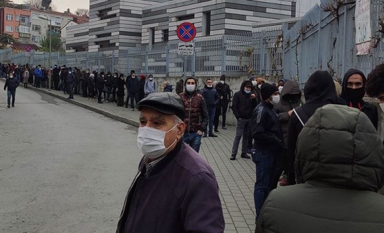 İstanbul'da sosyal mesafeyi hiçe sayan kuyruk