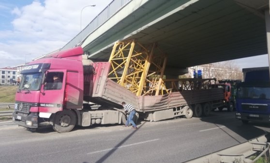 TEM bağlantı yolunda TIR üst geçide takıldı