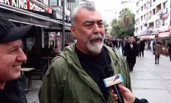 Sokak röportajına tesadüfen katılan İhsan Oktay Anar, 'Evrim Teorisi' hakkında konuştu