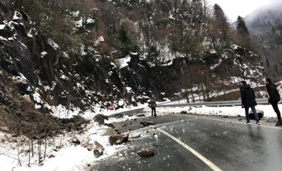 Rize'de heyelan! Ayder yolu trafiğe kapatıldı