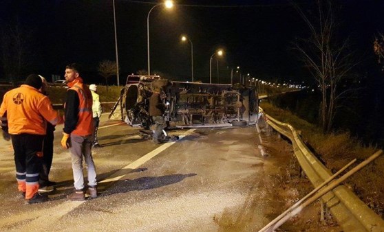 Düğünden dönen minibüs devrildi! Çok sayıda yaralı var