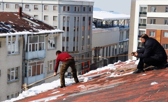 100 lira için canlarını böyle tehlikeye attılar