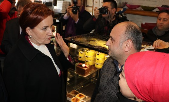 Akşener ile pazardaki yurttaşın diyaloğu: 'Berat Albayrak enflasyon düştü diyor. Nerede düştü enflasyon ya!'