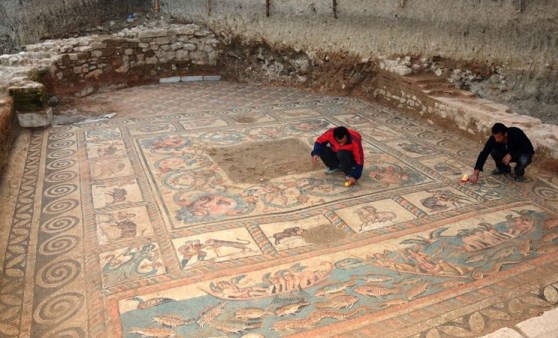 Bahçesinde Roma dönemine ait eserler çıktı