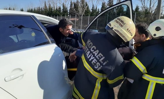 Fenalık geçiren sürücü TEM'de ölümden döndü