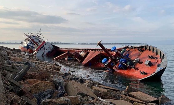 Tuzla'da çarpışan gemiler yan yattı