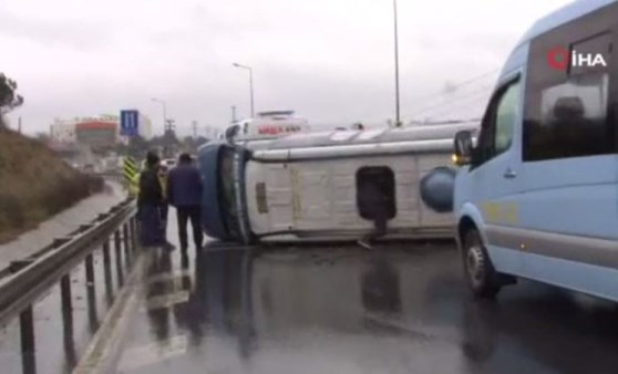 E-5 karayolunda yolcu minibüsü devrildi