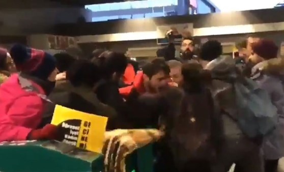 Ulaşım zammını protesto eden gençlere polis müdahalesi