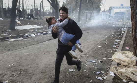 Yunan güvenlik güçleri mültecilere gaz bombalarıyla müdahale etti