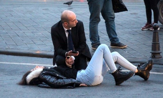 Taksim'de dehşeti yaşadı! Elini bir an olsun bırakmadı