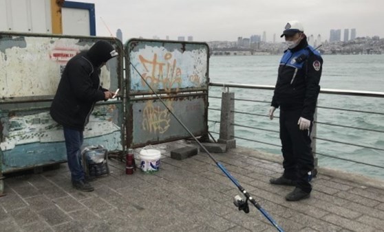 Üsküdar'da bariyerlerin arkasına saklanıp balık tutmak istedi zabıtaya yakalandı