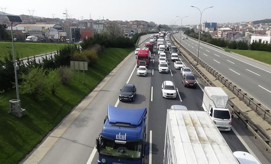 İstanbul'un giriş ve çıkışında kilometrelerce araç kuyruğu oluştu