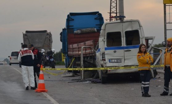 Manisa'da feci kaza: 2 ölü 8 yaralı!