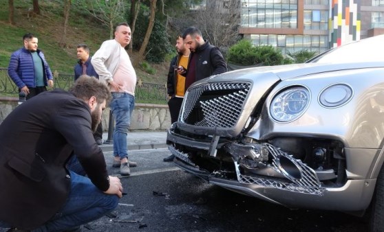 Yeni aldığı otomobille arkadaşının cipine çarptı