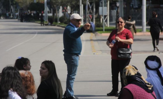 Kadınlar erkekleri mitingten kovdu