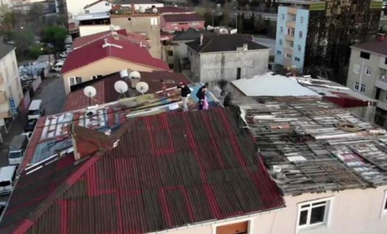 Çatıda oturan gençlere drone ile polis baskını