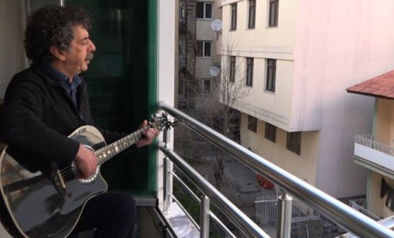 Metin Kahraman'dan komşularına balkon konseri