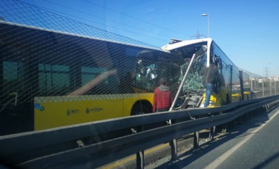 Avcılar'da iki metrobüs çarpıştı: Seferler durduruldu