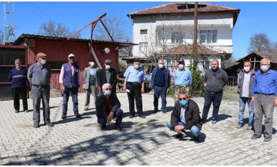 Mahalle halkı koronavirüsten korunmak için değil, toz nedeniyle maske takıyor