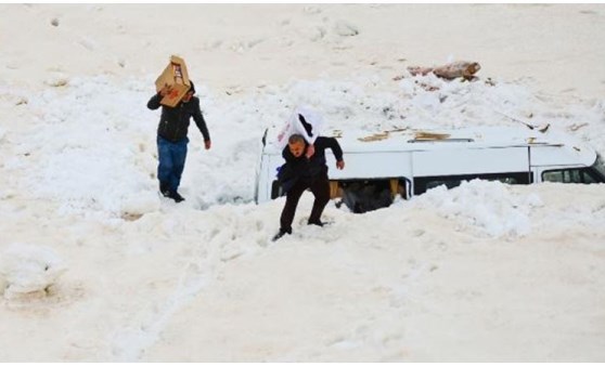 Çığ altında kalan minibüse 3 ay sonra ulaşıldı, eşyalarını aldılar