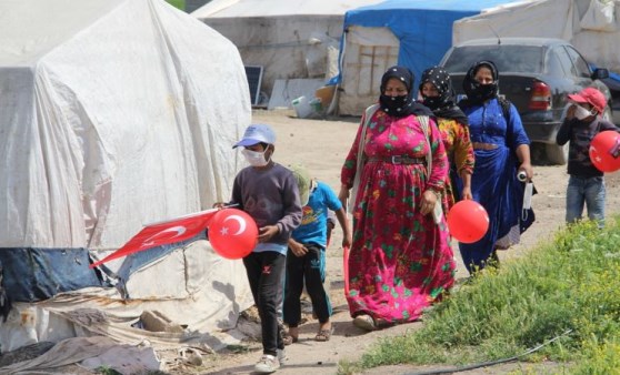 Mevsimlik tarım işçilerinin çocuklarına 23 Nisan hediyesi