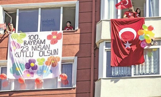 İstiklal Marşı bu kez balkon ve camlardan okundu