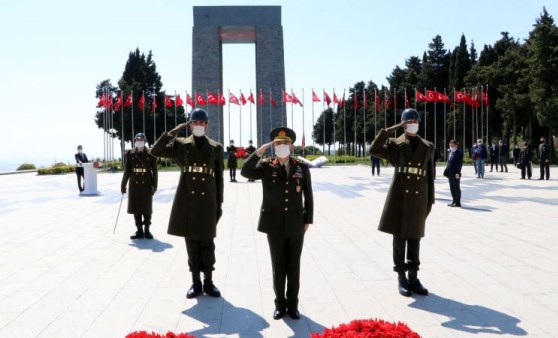 Çanakkale Kara Savaşları'nın 105'inci yılında şehitler anıldı