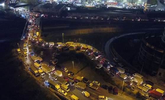 Havadan görüntülendi! İstanbul'da sebze-meyve kuyruğu