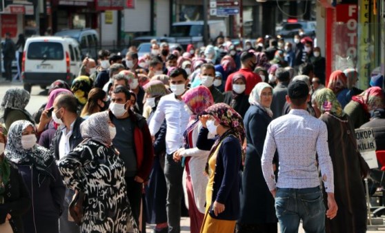 Sosyal yardım kuyruğu mesafeyi yendi