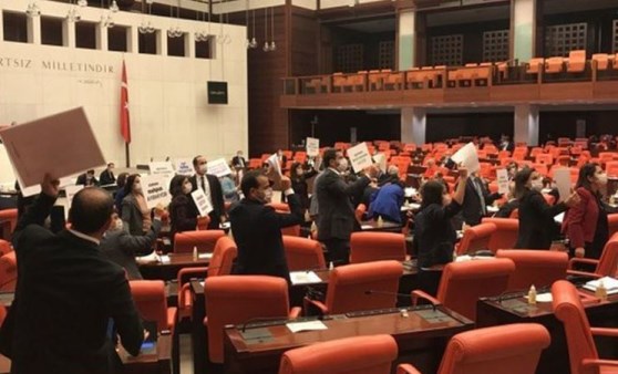 Meclis'te 'İnfaz Yasası' protestosu