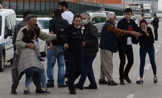 Adana'da trafik kazası 3 ölü, 2 yaralı... Polis memuru gözyaşlarını tutamadı