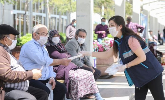 Aydın Büyükşehir Belediyesi 65 yaş üstü vatandaşlara maske dağıttı