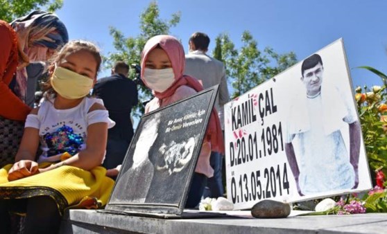 Somalı madenci çocukları, dört saatlik sürede babalarının mezarına koştular: Babacığım seni çok özledim...