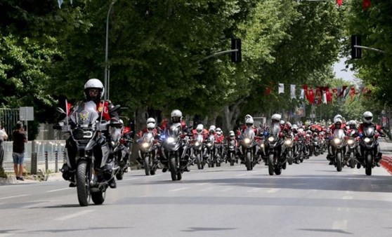 Polis ekiplerinden 19 Mayıs'a özel şehir turu