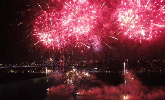 İstanbul Boğazı'nda havai fişekli kutlama