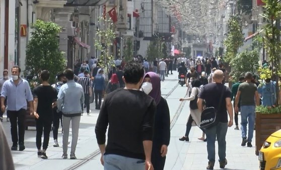 İstiklal Caddesi’nde korkutan kalabalık!